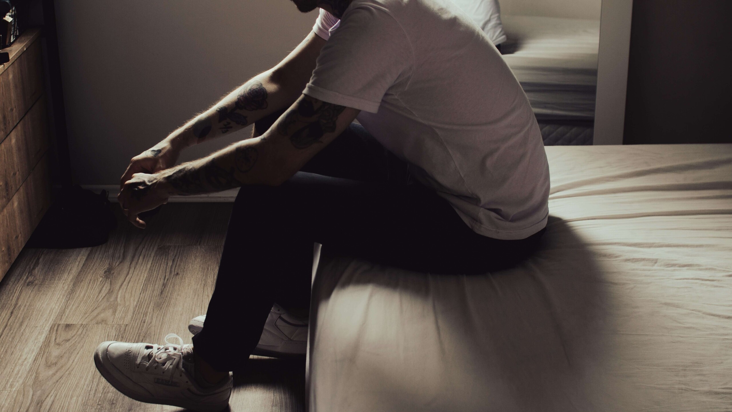 Chemsex und seine Risiken: Wie sich Drogen auf die Erektionsfähigkeit auswirken
