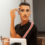 Drag Queen Make-Up. Symbolbild: Ein Mann ist gerade dabei sich zu schminken. Englisch: Drag queen make-up. Symbolic image: A man is putting on his make-up.