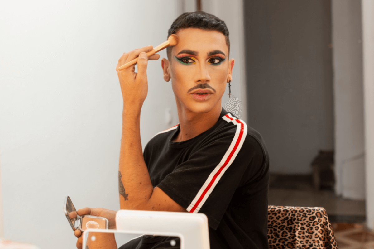 Drag Queen Make-Up: Lerne die Grundlagen des Schminkens