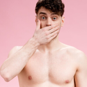 Angstspiele: Ein Mann mit freiem Oberkörper hält sich vor Entsetzen die Hand vor den Mund. Englisch: Fear play: A man with his upper body exposed covers his mouth in horror.