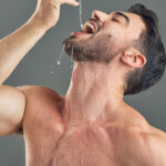 Gagging Symbolic image: A man with a bare upper body allows water to drip deep into his throat.