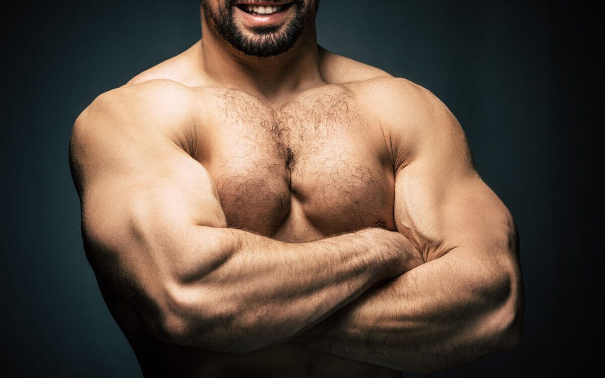 Testosteronspiegel natürlich steigern. Symbolbild: Ein sehr muskulöser Männer-Oberkörper. Increase testosterone levels naturally. Symbolic image: A very muscular male torso.