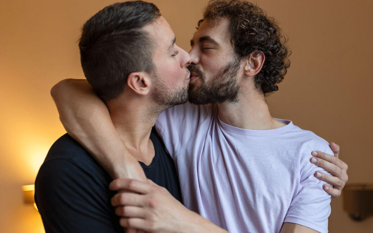 4Cs BDSM Symbolbild: Zwei Männer küssen und umarmen sich. . 4Cs of BDSM symbol image: Two men kissing and embracing.