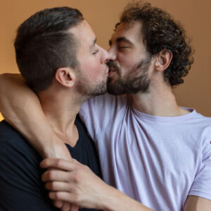 4Cs BDSM Symbolbild: Zwei Männer küssen und umarmen sich. . 4Cs of BDSM symbol image: Two men kissing and embracing.