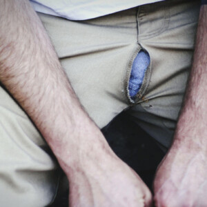 Durch Poppers Erektionsstörung Symbolbild: Die Naht der Hose im Schritt eines Mannes ist aufgeplatzt. . Due to poppers' erectile dysfunction Symbolic image: The seam of a man's pants has burst open in the crotch area.