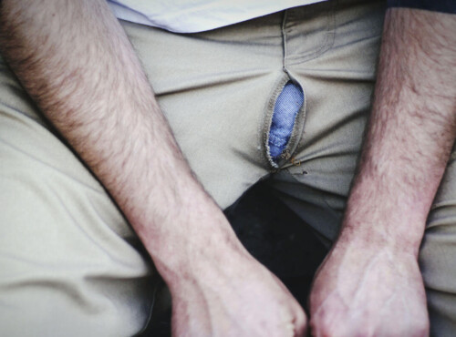 Durch Poppers Erektionsstörung Symbolbild: Die Naht der Hose im Schritt eines Mannes ist aufgeplatzt. . Due to poppers' erectile dysfunction Symbolic image: The seam of a man's pants has burst open in the crotch area.