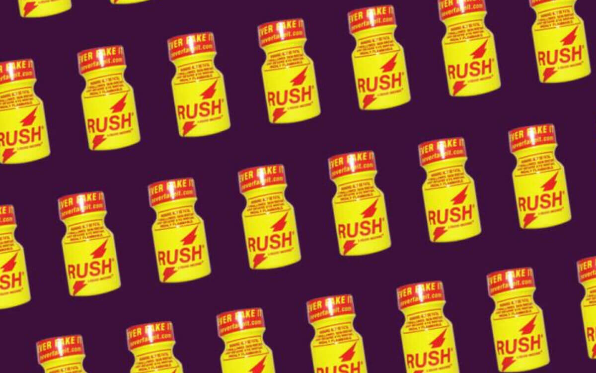 Rush Poppers Symbolbild: Viele Rush Popper Fläschchen vor dunklem Hintergrund. Englisch: Rush poppers Symbolic image: Many rush popper bottles against a dark background.