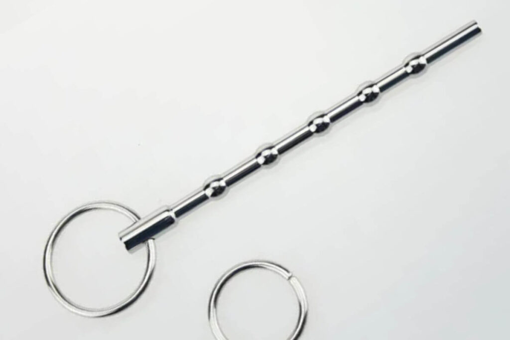 Sounding: Edelstahl sounding Stab mit Kugelstruktur und Ring auf hellem Hintergrund. Englisch: Stainless steel sounding rod with bead structure and ring on light background.