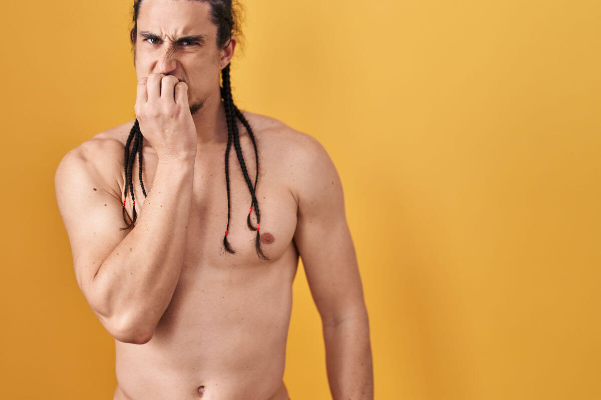 Sounding Anleitung: Mann zeigt angespannten Gesichtsausdruck als Reaktion auf intensive Empfindung Sounding Guide: man showing tense facial expression reacting to intense sensation