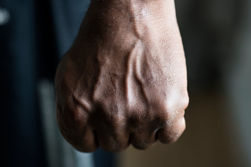 Fisting Training: Nahaufnahme einer geschlossenen Faust als Symbol für Vorbereitung, Sicherheit und Aufklärung rund um Fisting. Fisting Training: Close-up of a clenched fist symbolizing preparation, safety and education about fisting.